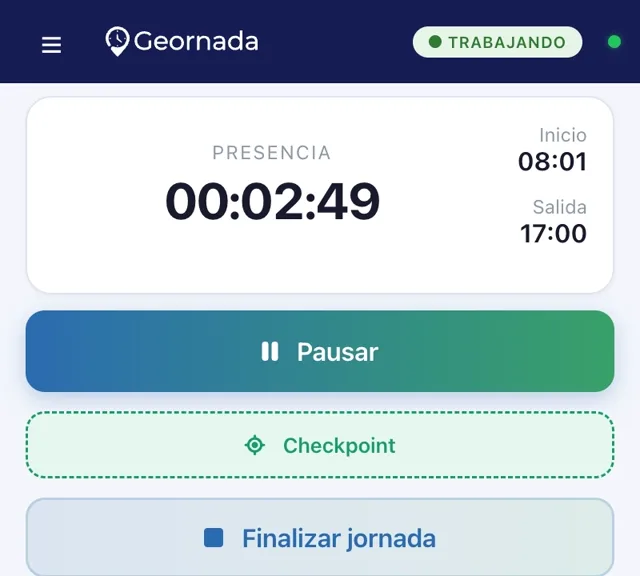 Empleada fichando en el campo sin cobertura con el fichaje offline de Geornada | Geornada